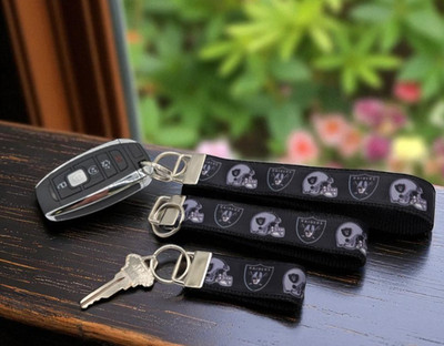 Las Vegas Raiders Keychain Key Fob Wristlet Zipper Pull Key Chain Keychains