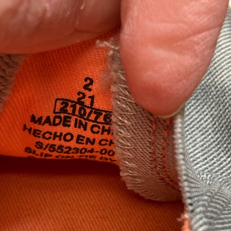 Mocassim Old Navy cinza fumaça meninos 2 chinelos no dia - Imagem 3 de 4