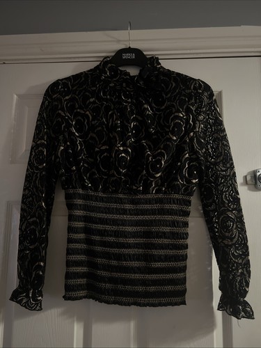 Spitzentop mit Rosendetail. Gummizug. XL