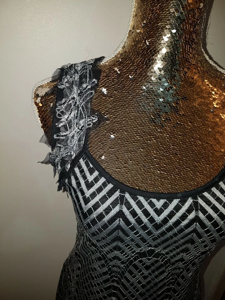 Hermoso Vestido Negro Gris Patrón con Correas Detalladas y Dobladillo. Boda 12/14 Foto 4 de 4