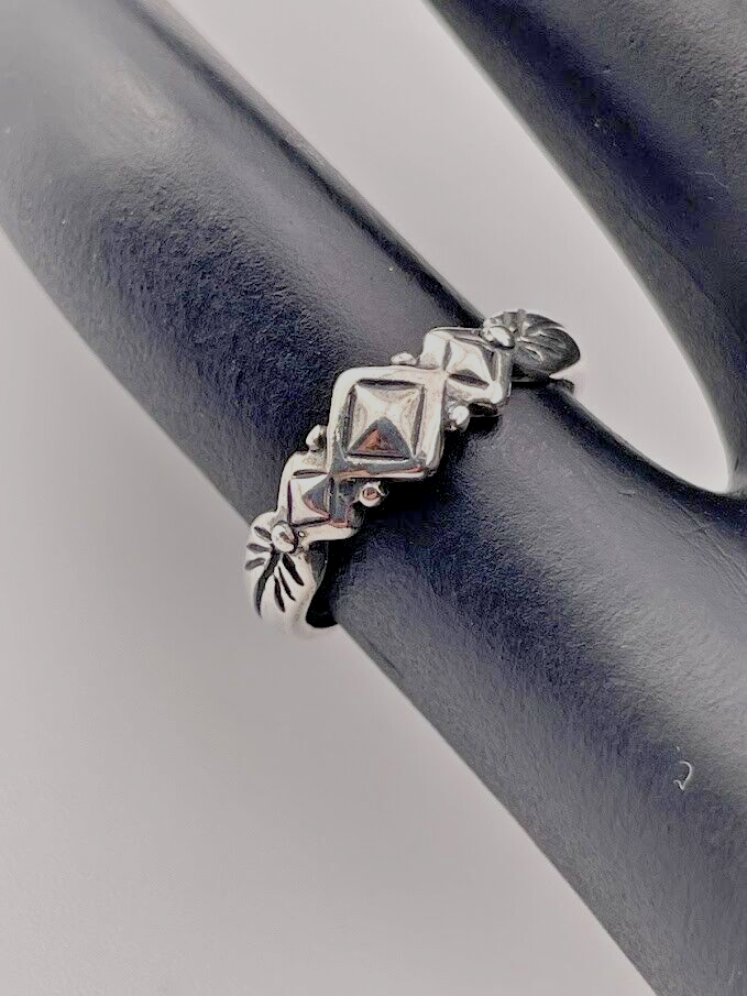 925 STERLING SILVER 3 PYRAMID RING SIZE 3.5 ADJUSTS PINKY FINGERTIP TOE 3924