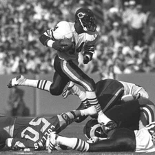 A Walter Payton Surpassing Its Rivals Black And White 8x10 Picture Celebrity Pri