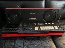 MÁQUINA DE ACORDES SONY CFS-C7 Rojo Radio Estéreo Reproductor de Cassette Grabadora con Caja