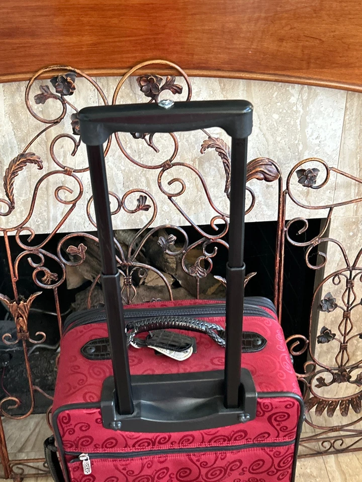 BRIGHTON ~ MALETA CON RUEDAS ESTAMPADA ROJA ~ 22" ~ DETALLE CORAZÓN PLATEADO Foto 3 de 4