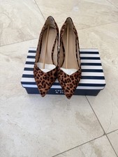 Comfortable high-heel shoes, new in the box, perfect for work or other occasions