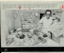 1973 Press Photo Roman housewife checks meat price list before purchasing.
