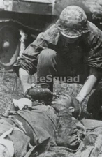 WW2 Picture Photo moment of humanity German helps the US Soldier 0381