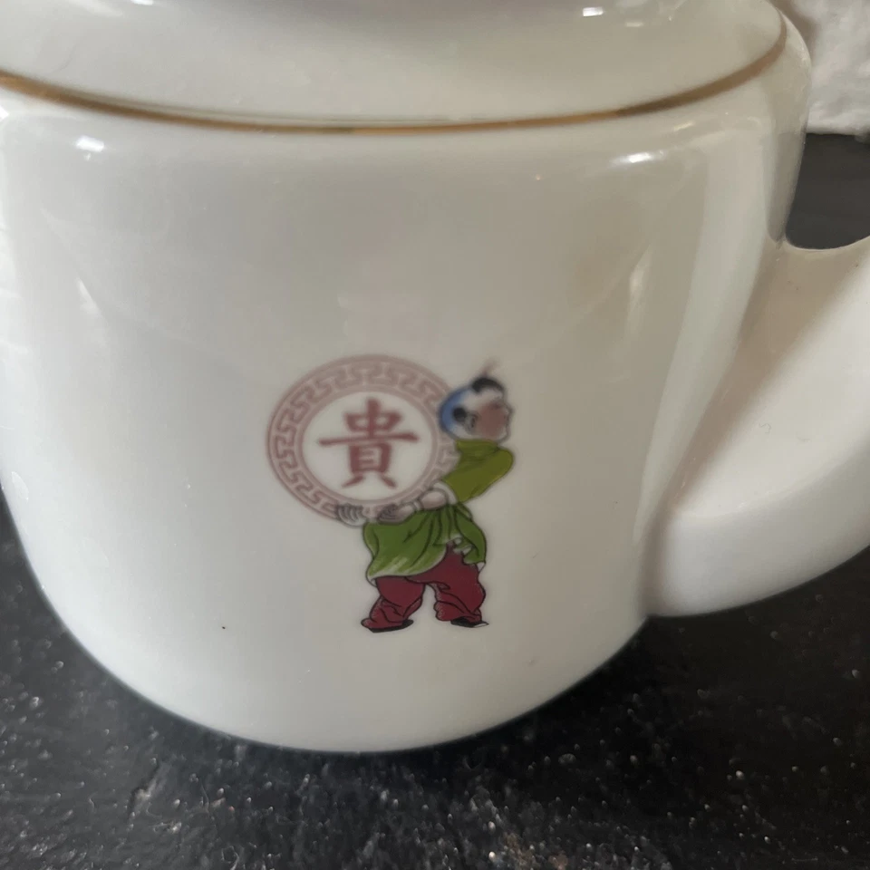 Antigua tetera china de porcelana pintada a mano con símbolos de longevidad y acento dorado Foto 4 de 4