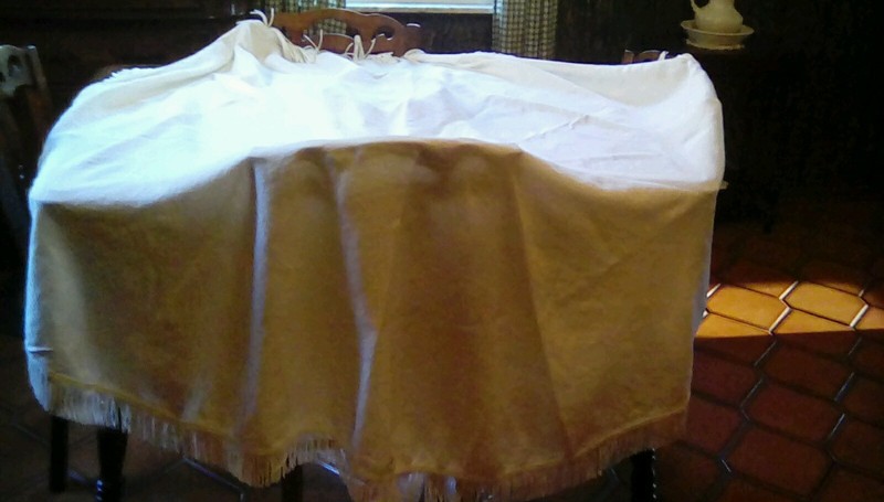 VINTAGE LINEN TABLECLOTH