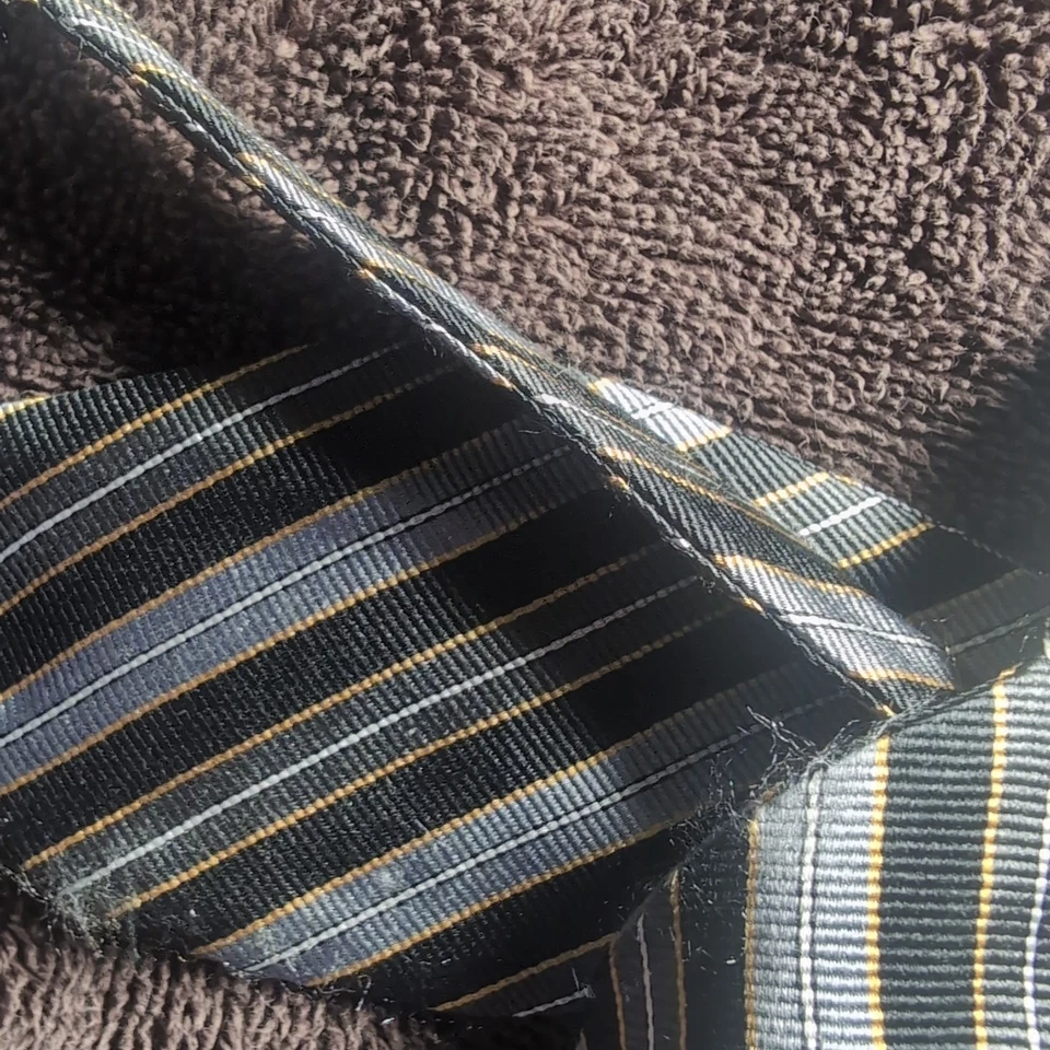 Gravata borboleta Beau Ties Ltd 100% seda costurada à mão em Vermont EUA preta, listrada dourada - Imagem 4 de 4