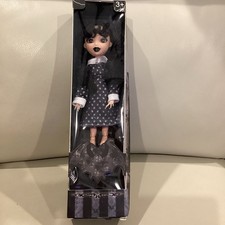 Bambola Addams mercoledì 9" con vestito nero, tacchi alti, giacca e violino