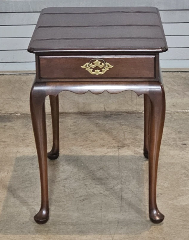 Mesa auxiliar estilo reina Ana colección privada Statton Foto 2 de 4