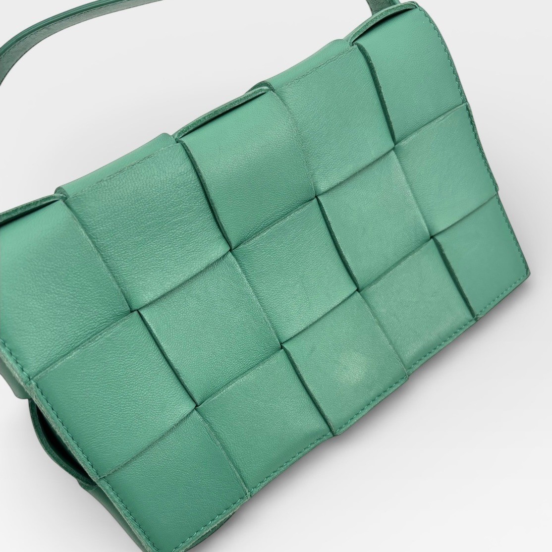 NEW Bottega Veneta Cassette Bag in Mermaid/Gold Leather Crossbody thumbnail 16