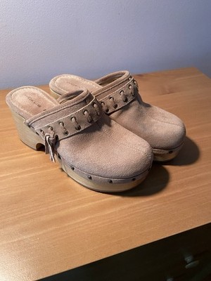 Hokus Pokus Suede Clogs, 6M Tan