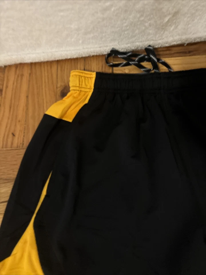 Pantalones Cortos Nike Atléticos Gimnasio Negro/Dorado Bolsillo Transpirables Talla M RN56323 NUEVOS CON ETIQUETAS ENVÍO GRATUITO Foto 2 de 4