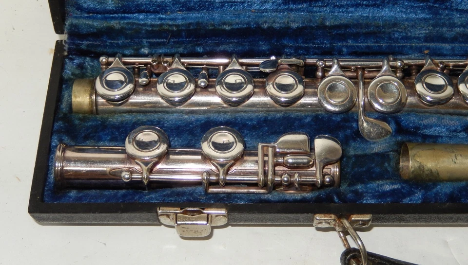 Bundy Selmer FLAUTA CON ESTUCHE RÍGIDO NEGRO Forro Terciopelo Azul Foto 2 de 4