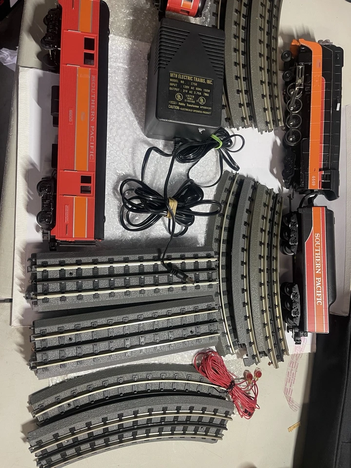 MTH Southern Pacific Daylight#4449 & 3 Cars 6600,2462,2952,O Gauge - Image 3 of 4