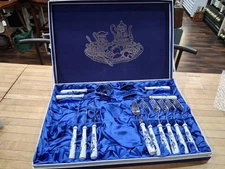 Toner Blue Onion Cibulák Flatware Set With Porcelain Handles, Partial