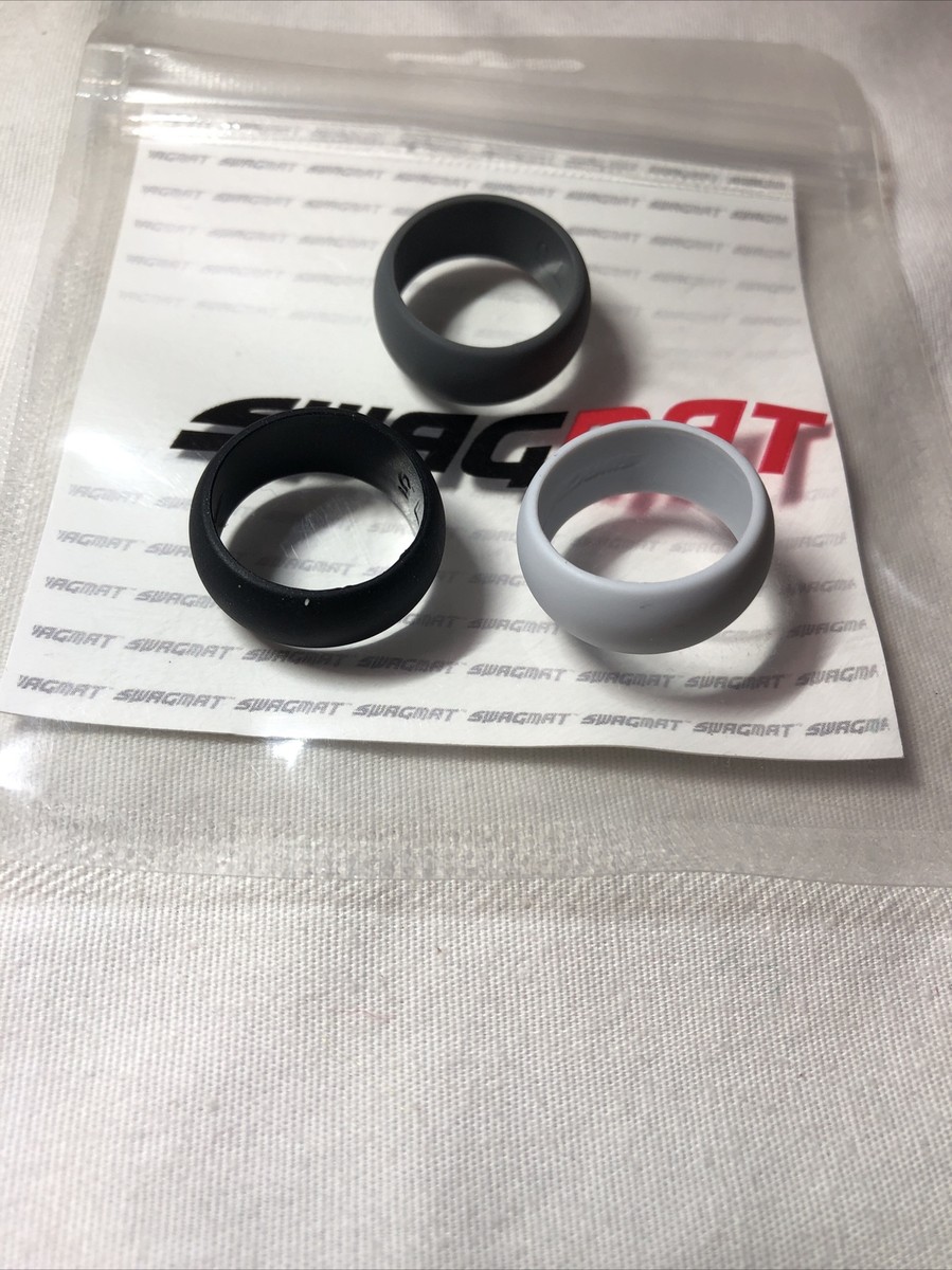 Black plastic wedding rings | Beachweddingtips.com