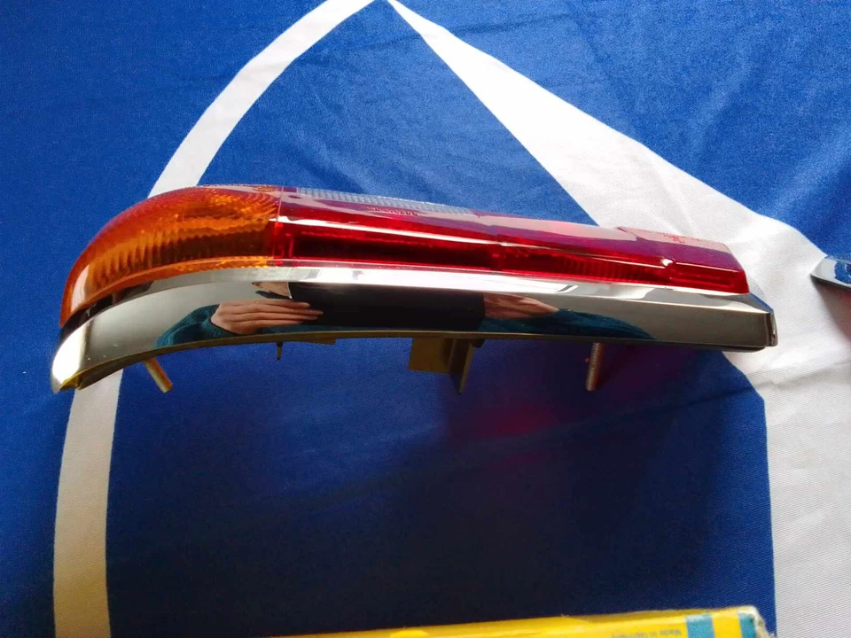 Luces traseras Mercedes Benz W110 190c 200 190D 200D 230 fintail NUEVO NOS Foto 2 de 4