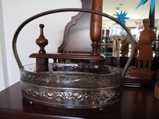 JARDINIERE  mit geschliffenem Glaseinsatz,in Metallform mit Henkel  u. Kugelf&uuml;&szlig;e
