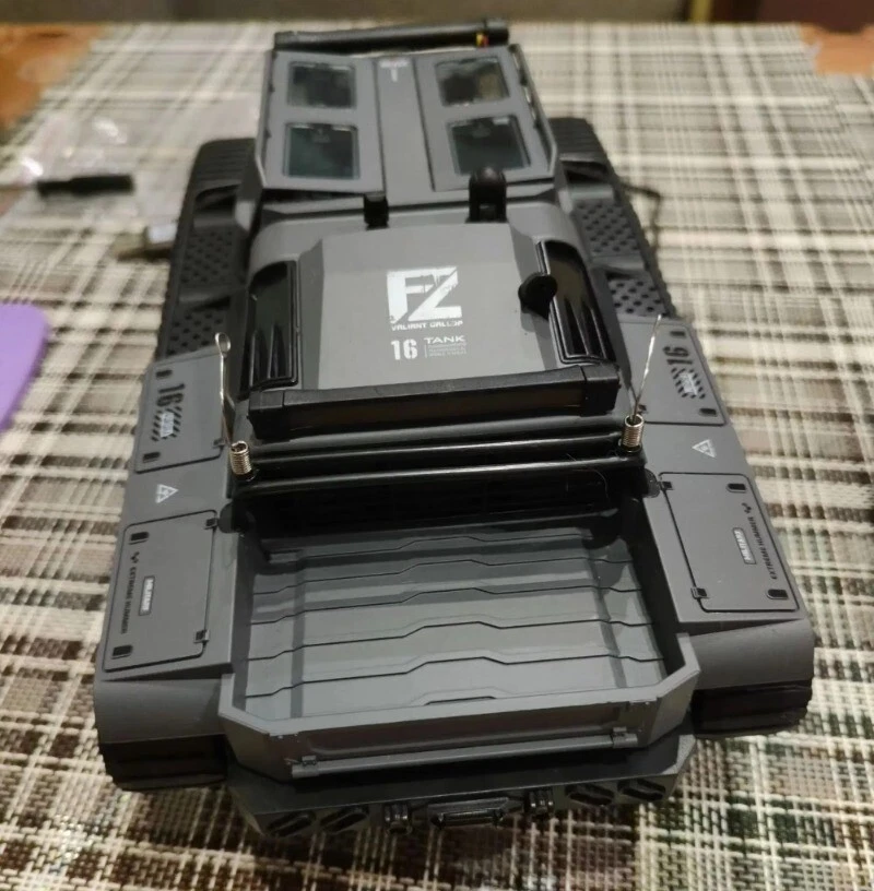 Tracked Tank Simulation Model 360 Rotation 2.4G Remote Control Off-Road Vehicle - Image 4 of 4