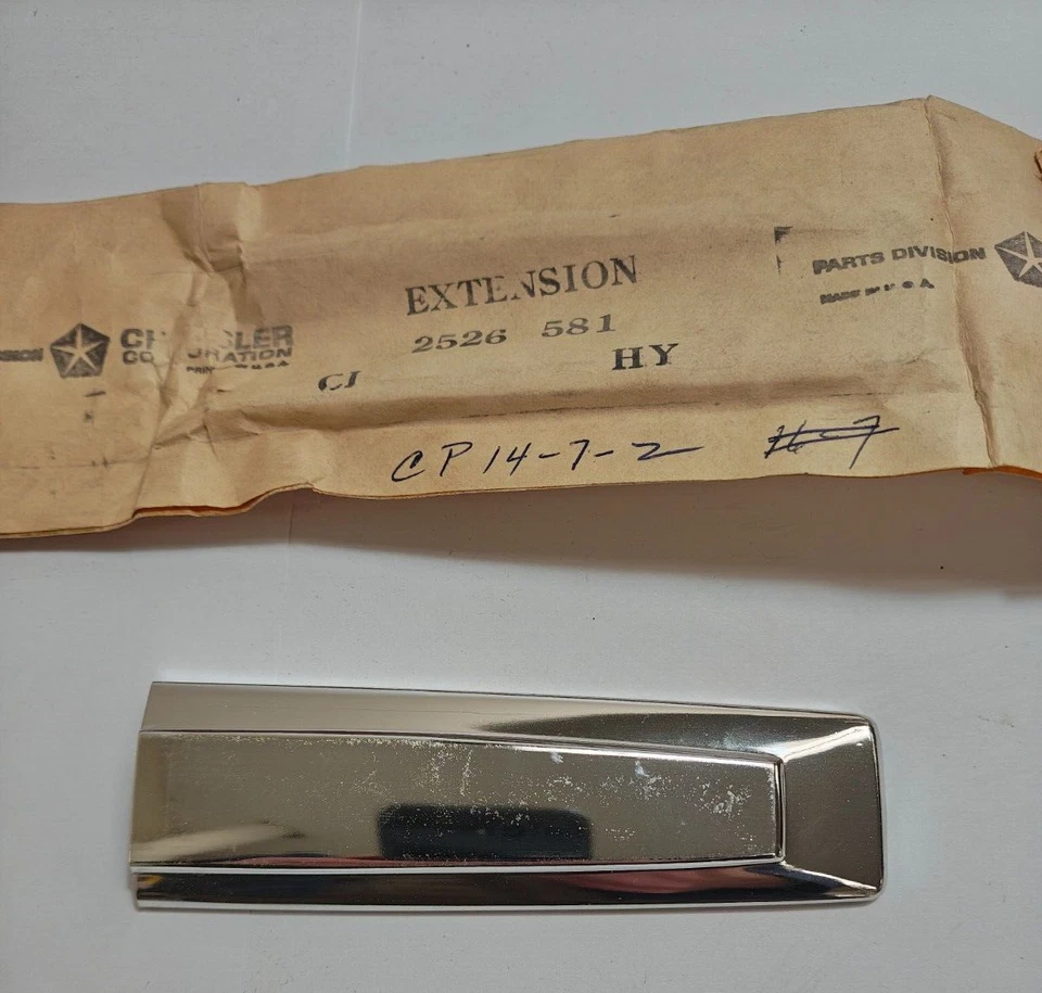 1965 年普利茅斯 Fury I II 铭牌左加长镀铬成型 2526581 NOS。 — 第 4/4 张图片