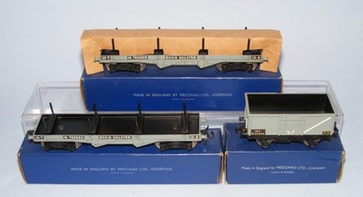 HORNBY DUBLO 3-SCHIENEN 2 x DREHGESTELLWANGEN + MINERALWAGEN MIT RÜCKWÄRTSAUFKLEBERN VERPACKT