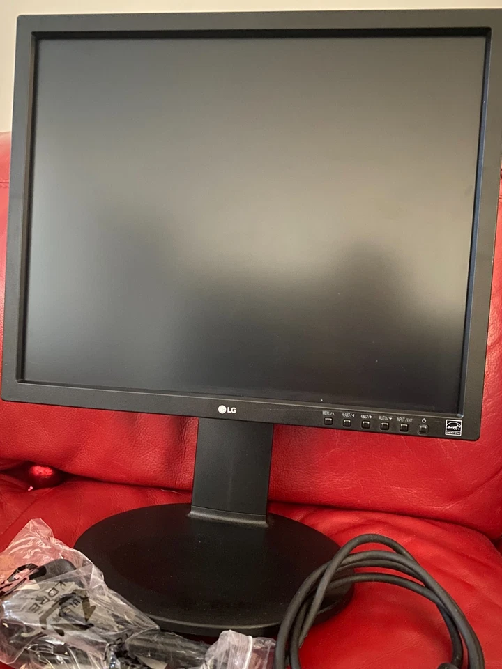 LG E1910PM 19 Inches LED 1280 x 1024 4:3 VGA & DVI - Image 2 of 4