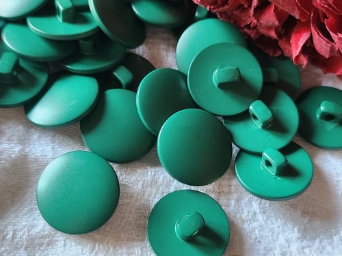 Lot 24  boutons vert lisse pied super qualité diamètre: 1,6 cm ref 248 - Picture 1 of 2