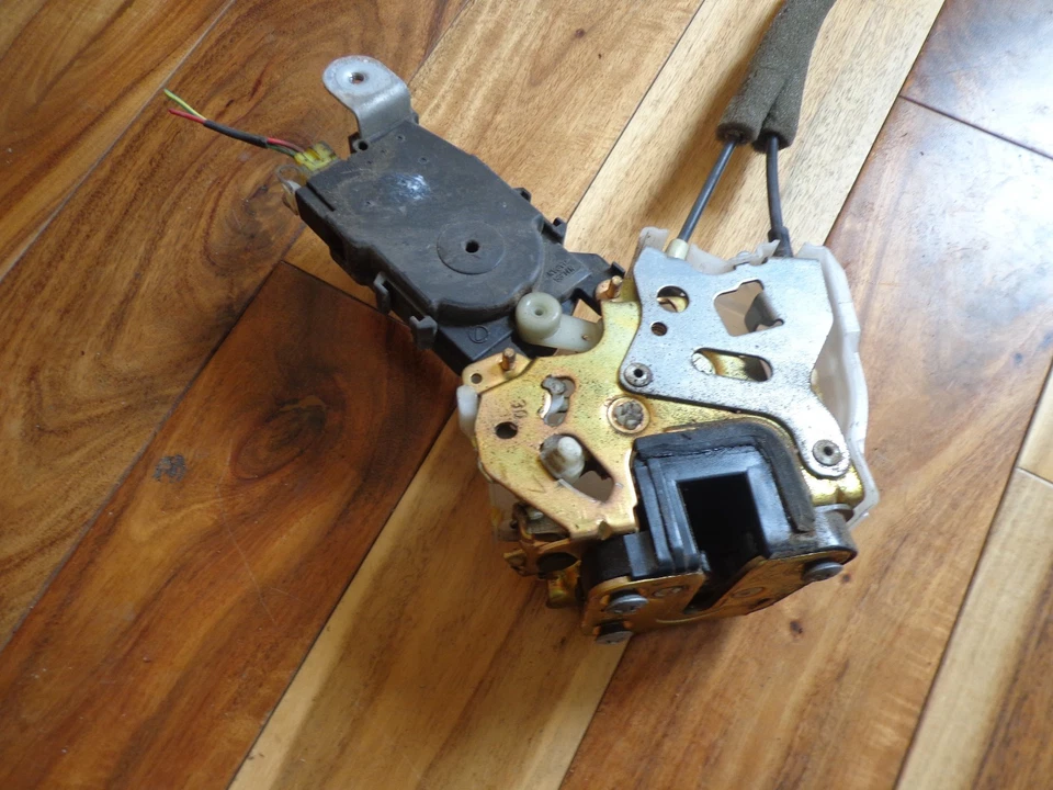 Subaru B9 Tribeca 2006-2007 pestillo de puerta trasera derecha con actuador Foto 2 de 2