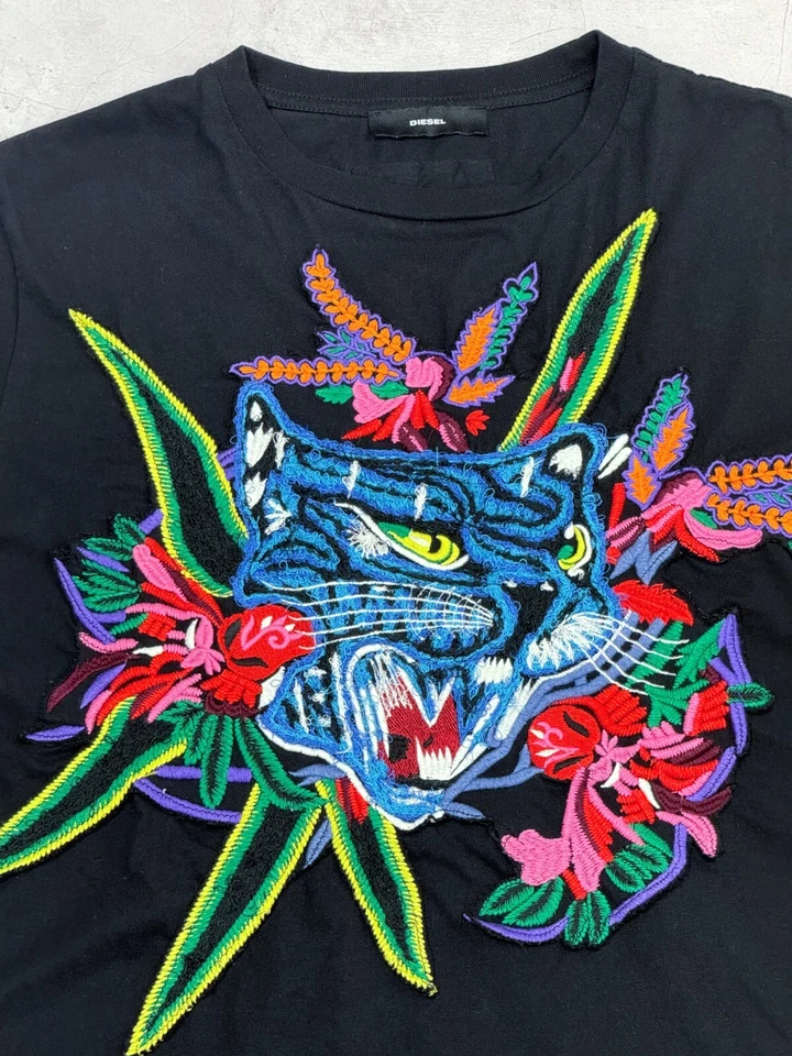 Camiseta Diesel Gato y Flores Logo Bordado Braves Talla Mediana Foto 3 de 4