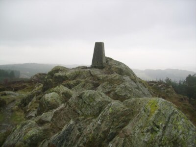 Foto 6x4 Trig Pillar, Caron Crag Grizedale Angenehmer kleiner Felsen im Meer um 2007