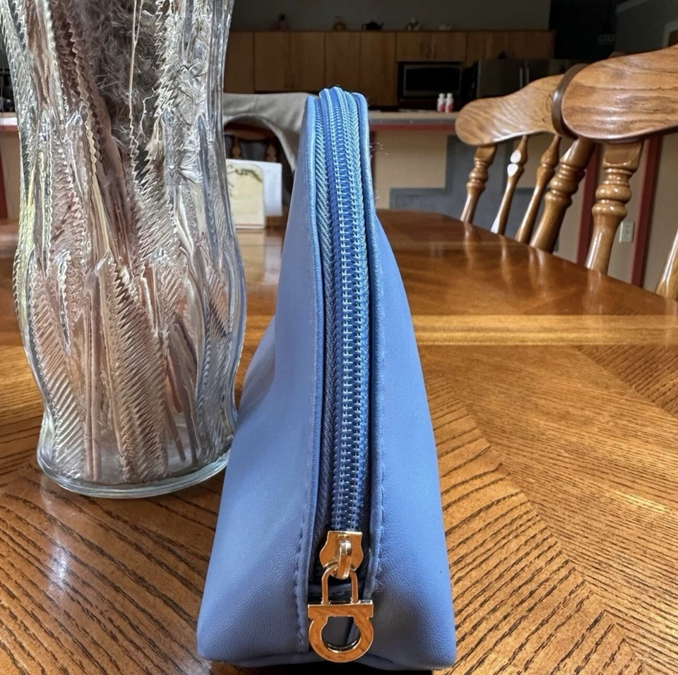 Bolso de cosméticos Salvatore Ferragamo azul claro para mujer Foto 4 de 4