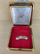 Nostalgische Nachtkästchen Weckuhr von Oma