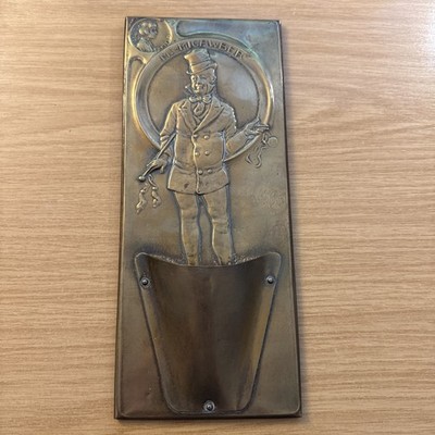 Eine antike Wandtasche aus Pressmessing David Copperfield / Mr Micawber