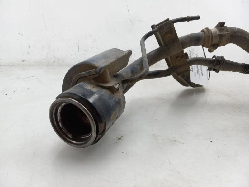 Toyota Tundra SR5 2013 4x4 con cuello de llenado de combustible  Foto 2 de 4