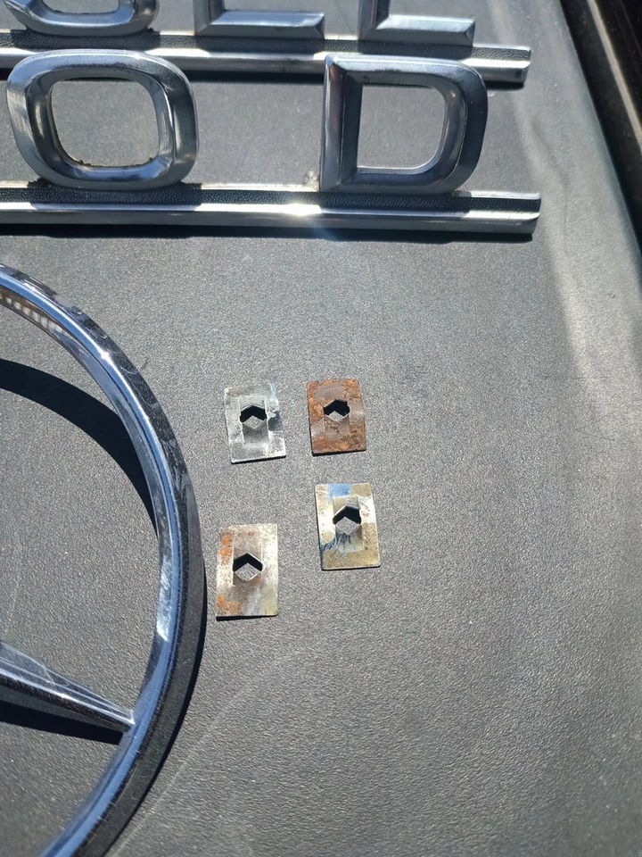 Mercedes Benz 240D 1972 emblemas de maletero diésel Foto 4 de 4