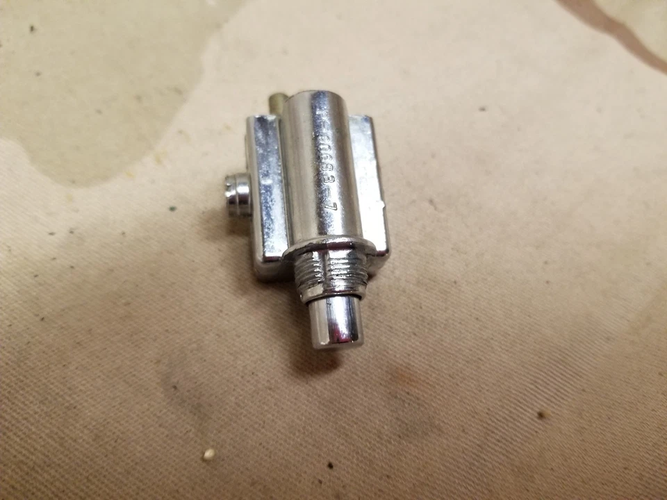 Interruptor de liberación de maletero Fleetwood Brougham 1966 vacío Cadillac Caddy 66 Foto 2 de 4