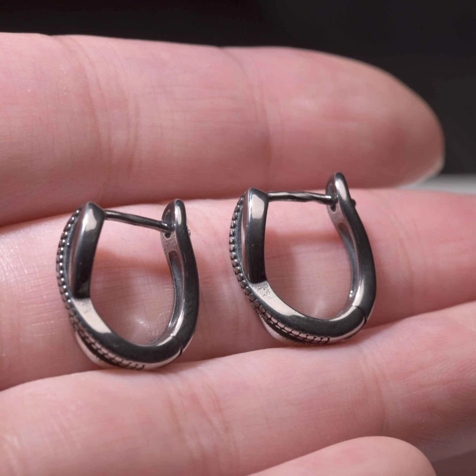 Silver stud stainless steel earrings infinity pattern huggies unisex Foto 3 de 3