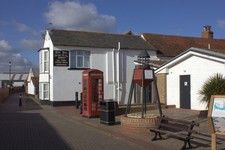 Photo 12x8 Maplin lighthouse monument and Star Inn at Burnham quay Burnham c2018