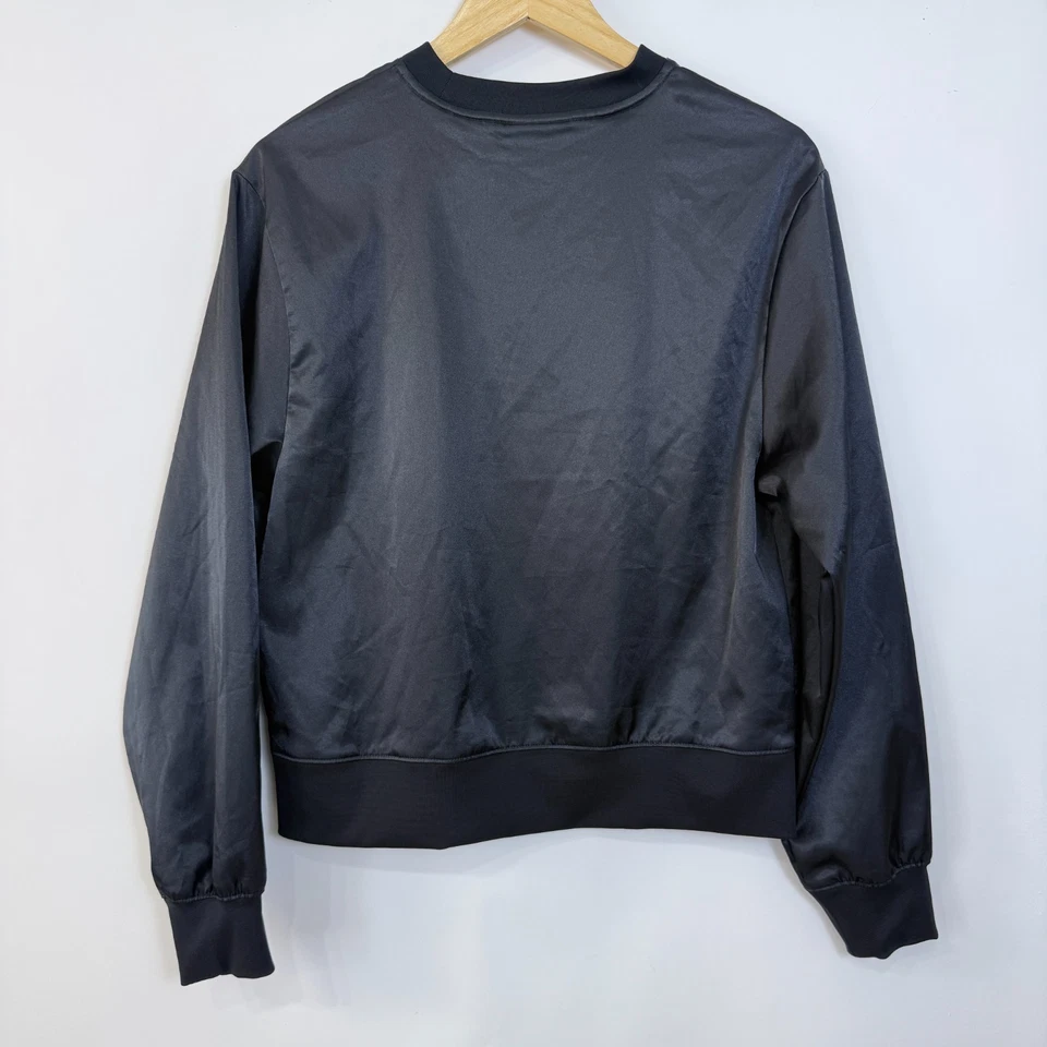 Camiseta pulóver Nike Air satinada manga larga pequeña negra blanca con logotipo Foto 2 de 4