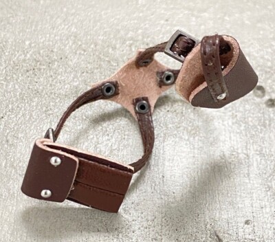 SU-GA-S-BN: 1/12 Brown Shoulder Gun Holster (Gun & Ammo) for 6'' Slim Body