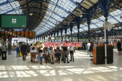 FOTO BRIGHTON BAHNHOF IMMER EIN GESCHÄFTIGER ORT EIN WARMER TAG WÄHREND DER HALBEN T