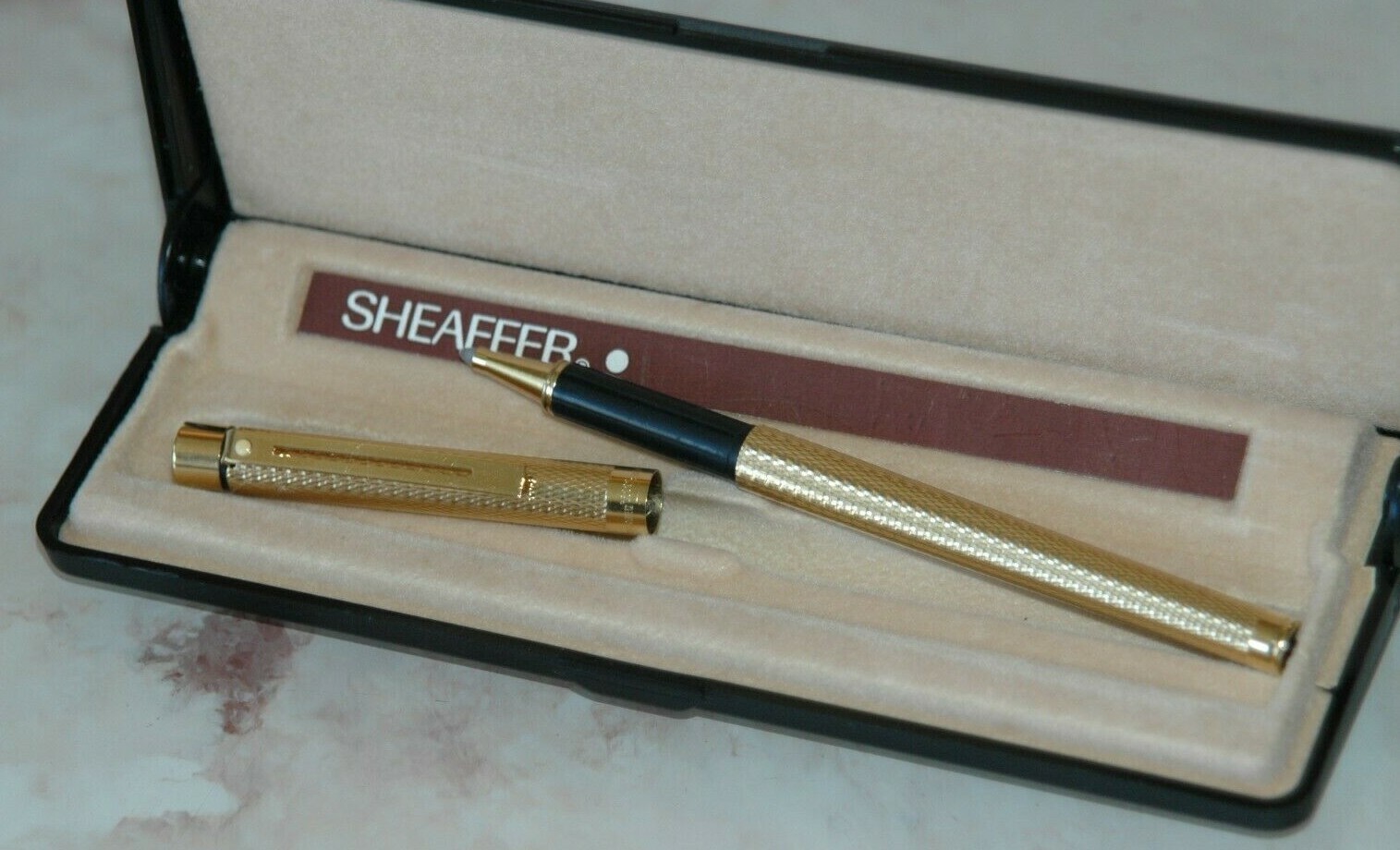 Stylo roller Sheaffer Targa Slim en laiton ciselé grains d'or
