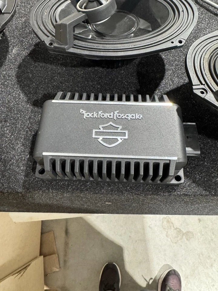 Amplificador y altavoces Harley Touring Factory Rockford Fosgate 2025 Foto 2 de 4