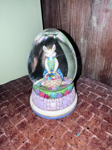 Jim Shore Heartland Creek 2008 conejito de Pascua conejo con canasta globo de nieve, 4012458 - Imagen 2 de 7