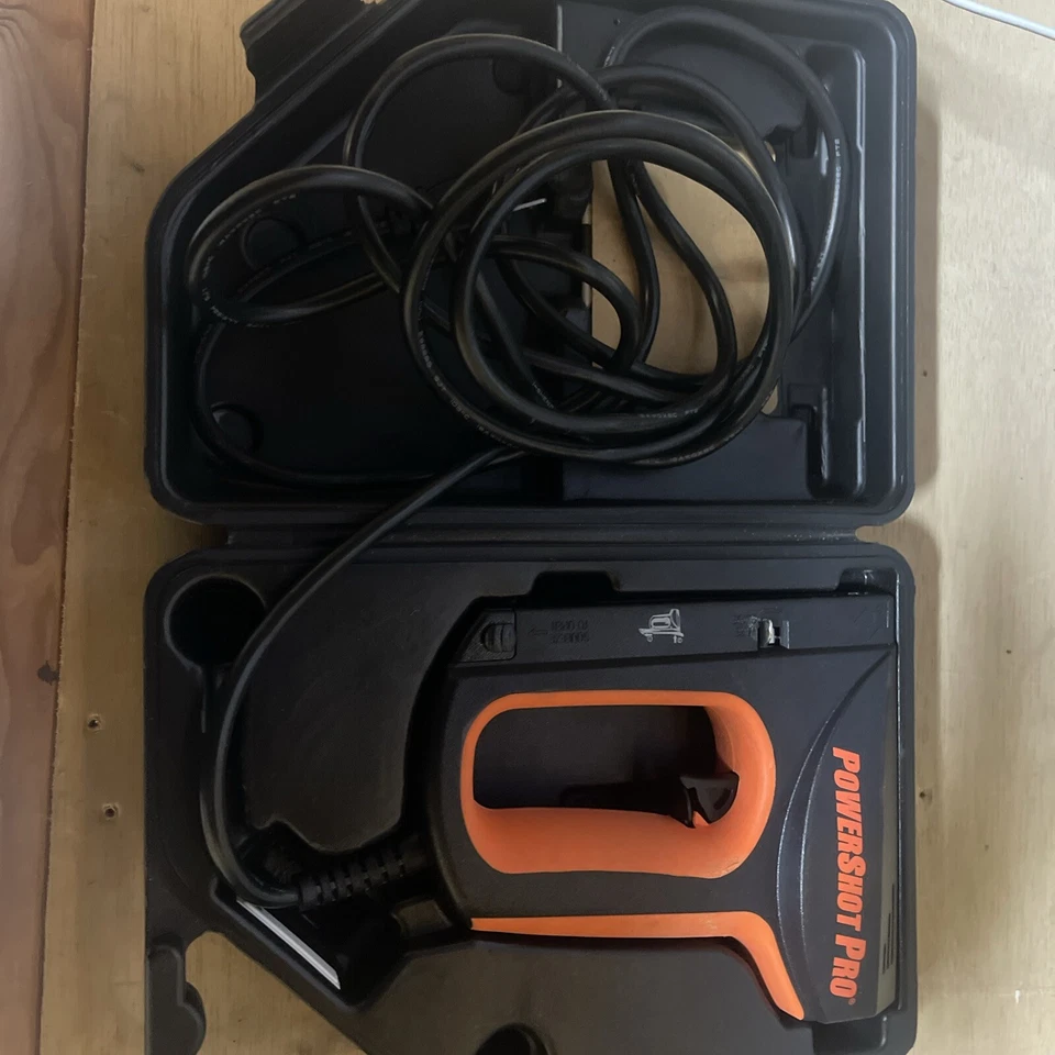 Pistola eléctrica de grapas y clavos Power Shot Pro de alta resistencia. Foto 2 de 2