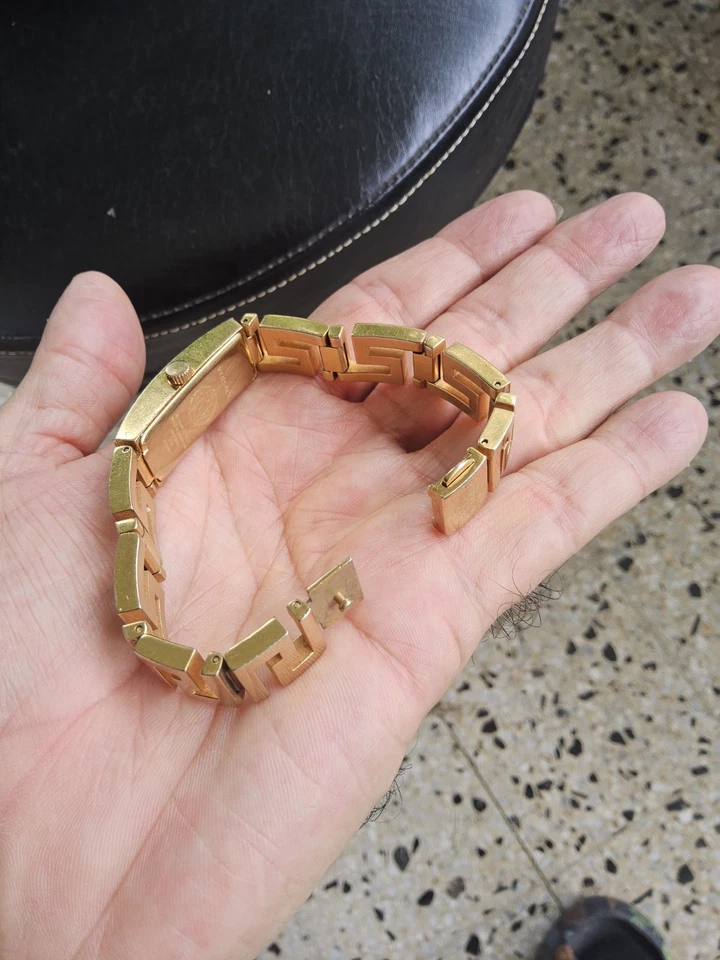 Reloj VERSACE Petite de eslabones dorados para mujer Foto 3 de 4