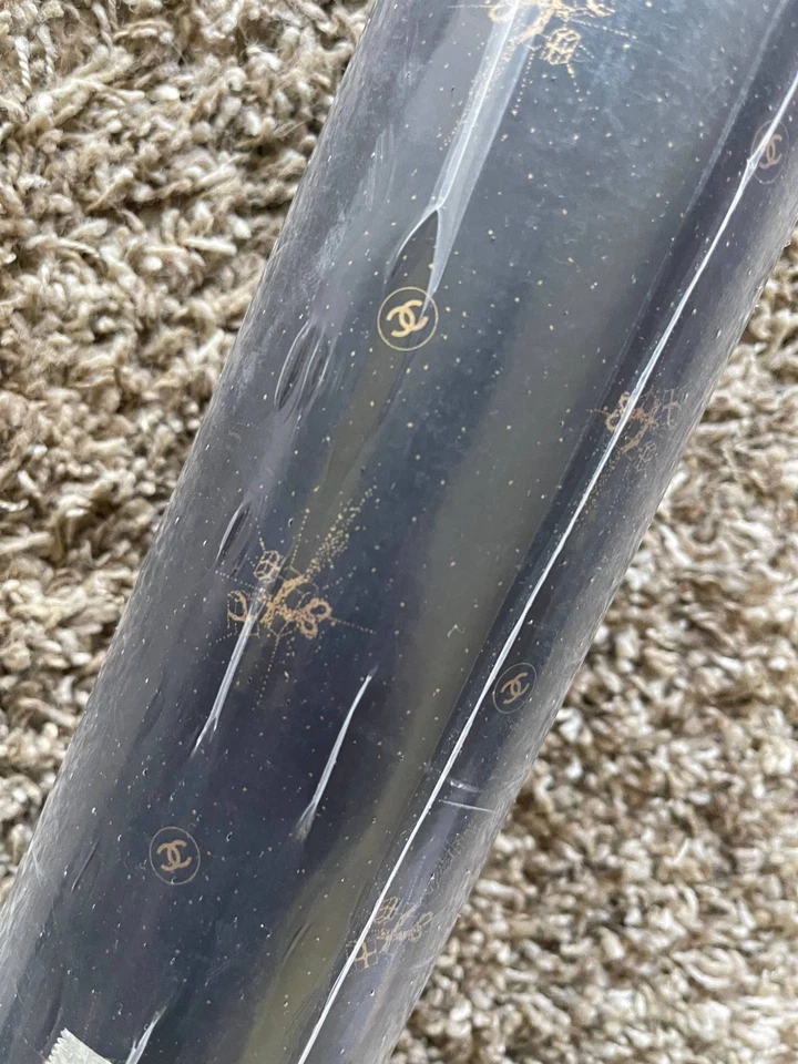 Rolo de papel de embrulho Chanel preto ouro logotipo lacrado autêntico 18 polegadas x 984 polegadas - Imagem 2 de 3